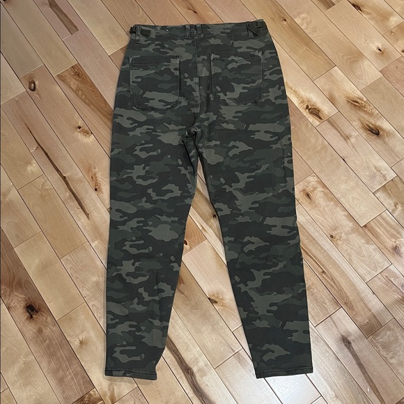 NWOT American Eagle Hi-rise jegging crop Camo jeans - Picture 3 of 5